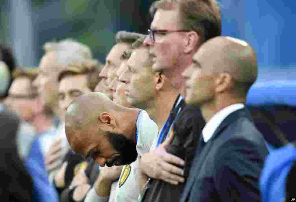 Therry Henry menundukkan kepala saat lagu kebangsaan Belgia berkumandang sebelum laga antara Perancis dan Belgia dalam putaran semifinal Piala Dunia 2018 di Stadion St. Petersburg, di St. Petersburg, Rusia, 10 Juli 2018.