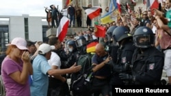 德國警察8月29日在德國國會大廈前與抗議者推搡。抗議者表示反對德國政府應為對疫情而採取的限制性措施。
