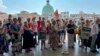 Activistas se congregan afuera de la estación de trenes de Santa Lucía, en Venecia, el 13 de julio de 2024, para protestar contra la tarifa para visitantes de un día. (ARCHIVO: AP)