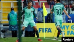 Cristiano Ronaldo du Portugal, dans sa posture préférée après l’unique but de la partie, lors du match contre la Russie, à la coupe des Confédérations, au stade de Spartak, Moscou, 21 juin 2017.