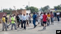 Les membres de la milice des milices pro-gouvernementales d'Imbonerakure poursuivent les manifestants de l'opposition, sans entrave par la police, dans le district de Kinama, dans la capitale Bujumbura, Burundi, 25 mai 2015. 