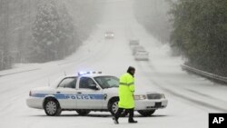 Algunas carreteras y autopistas han sido cerradas al tráfico a causa de la tormenta.