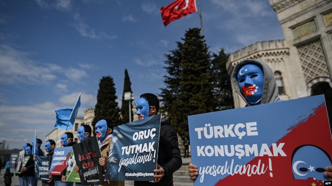 2021'de İstanbul Üniversitesi önünde Uygur protestoları