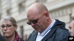 El padre de Harry Dunn, Tim Dunn, sale de la Oficina de Exteriores y Mancomunidad en Londres, tras una reunión con el secretario de Exteriores, Dominic Raab, el 9 de octubre de 2019. Harry Dunn, de 19 años, murió en un accidente de tráfico el 27 de agosto. AP/Jonathan Brady.