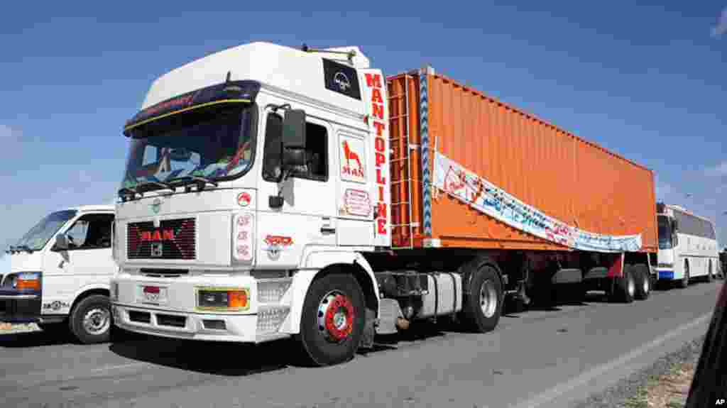 Aid convoys make their way into Libya, where the uprising and government counterattack have taken their toll, February 23, 2011. (VOA Photo/E. Arrott)