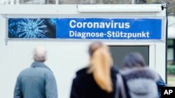 Njerëzit presin radhën për t'u testuar në Spitalin Universitar në Mannheim, Gjermani