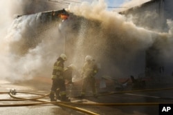 Пожежники намагаються загасити зруйнований склад неподалік Києва 28 серпня 2026 року. Фото: АР/Francisco Seco