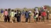 Les membres de l'ethnie Dogon rentrent dans leur village d'origine après l'arrivée des islamistes, à Binta, Mali, 1er février 2013. 