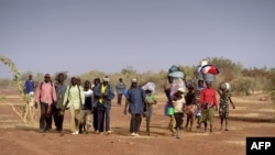 Les membres de l'ethnie Dogon rentrent dans leur village d'origine après l'arrivée des islamistes, à Binta, Mali, 1er février 2013. 