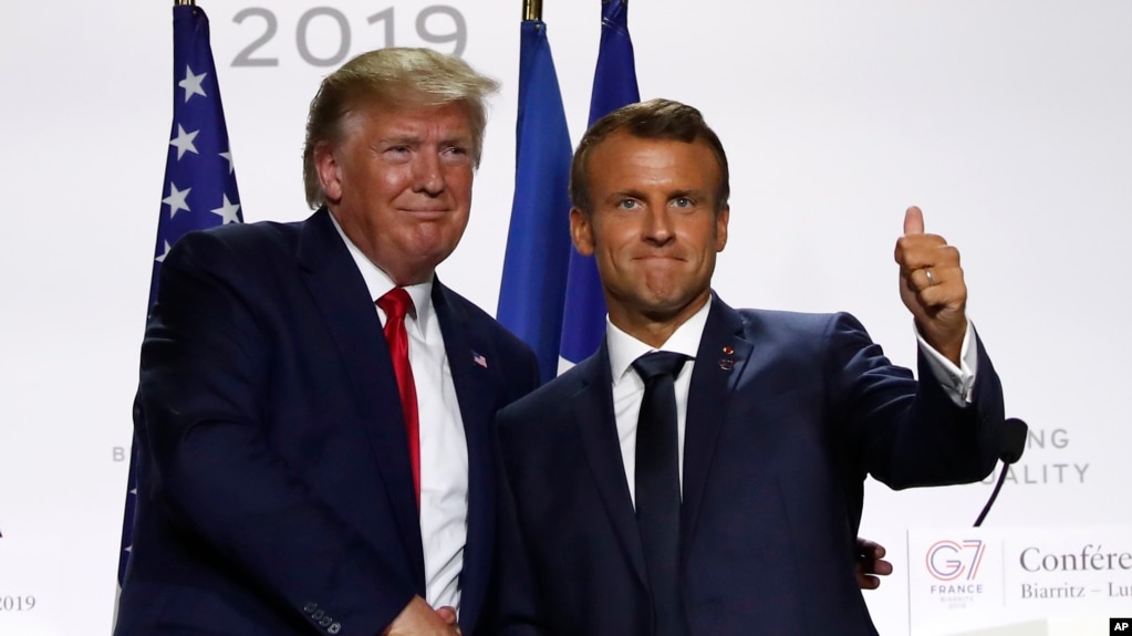 El presidente Donald Trump estrecha la mano de su colega francés, Emmanuel Macron, en Biarritz, Francia. 26 de agosto 2019.
