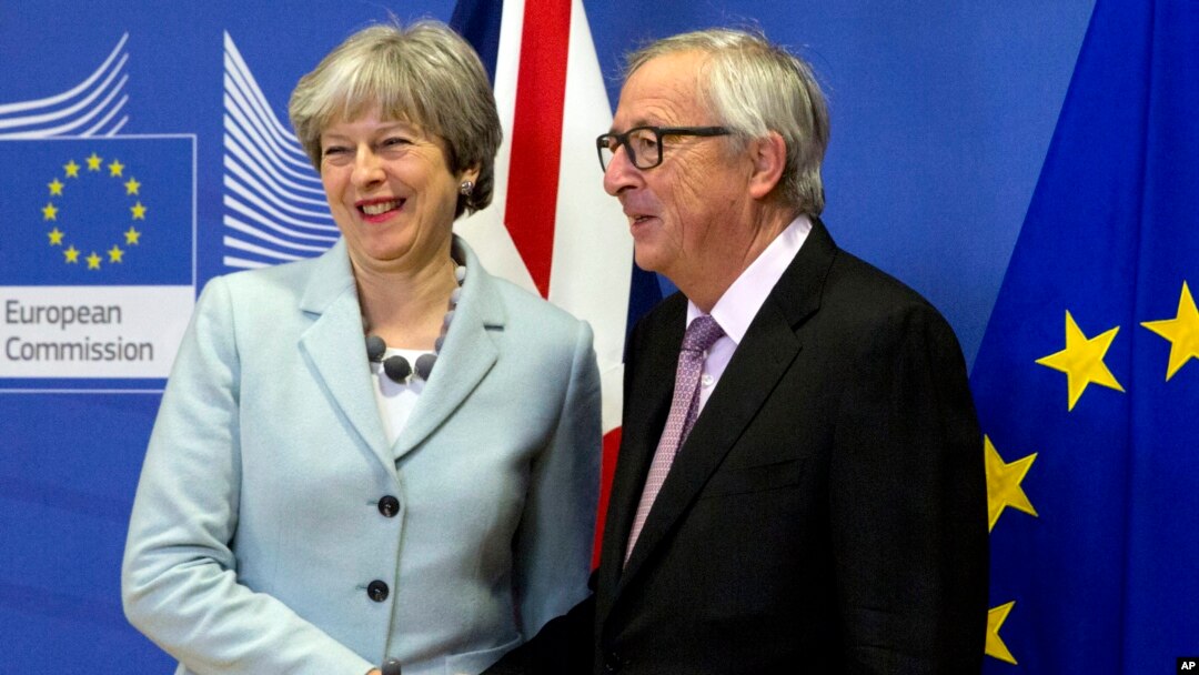 Perdana Menteri Inggris Theresa May disambut oleh Presiden Komisi Eropa Jean-Claude Juncker sebelum bertemu di markas besar Uni Eropa di Brussels, 8 Desember 2017.