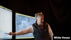 جەنەڕاڵ دان کەین، سەرۆکی ستوونە هاوبەشەکانی لەشکری ئەمەریکا، چۆنیەتی بەڕێوەچوونی ئۆپەراسیۆنەکان بۆ سەرۆک ترامپ و کاربەدەستانی دیکە باسدەکات