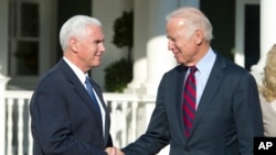 El vicepresidente de EE.UU. Joe Biden y el vicepresidente electo Mike Pence se reunieron el miércoles como parte de la transición de gobierno.