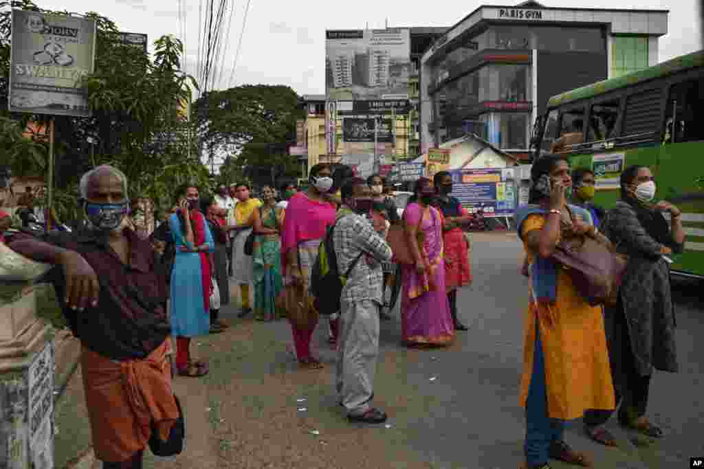 အိန္ဒိယနိုင်ငံ Kochi မြို့မှာ ဘတ်စ်ကားစောင့်နေသူတချို့။ (ဇွန် ၂၅၊ ၂၀၂၀)