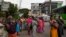 အိန္ဒိယနိုင်ငံ Kochi မြို့မှာ ဘတ်စ်ကားစောင့်နေသူတချို့။ (ဇွန် ၂၅၊ ၂၀၂၀)