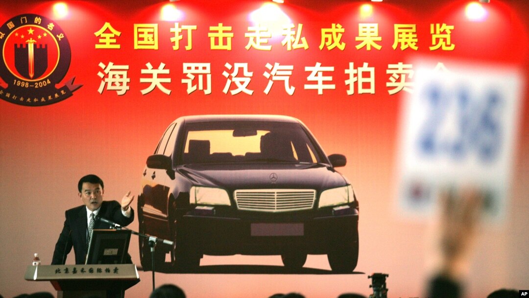 Según Estados Unidos, entre 2009 y 2011, China otorgó al menos 1.000 millones de dólares en subsidios a los exportadores de automóviles. En esta foto, un subastador llama a licitación durante una subasta de vehículos confiscados por la Aduana china.