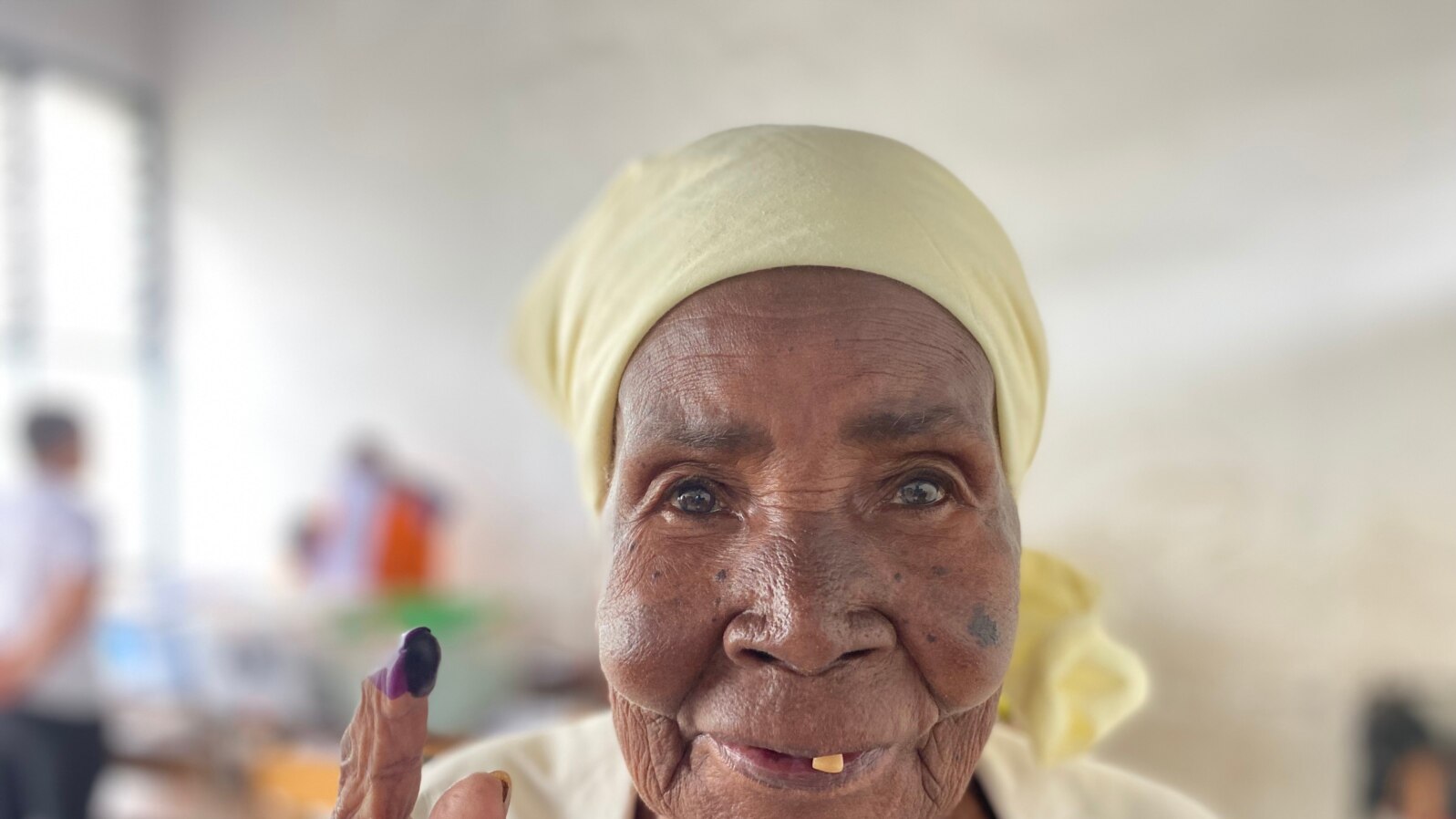 Eleitora na Beira, mostra dedo com tinta indelével depois de votar para as eleições gerais de 9 de outubro