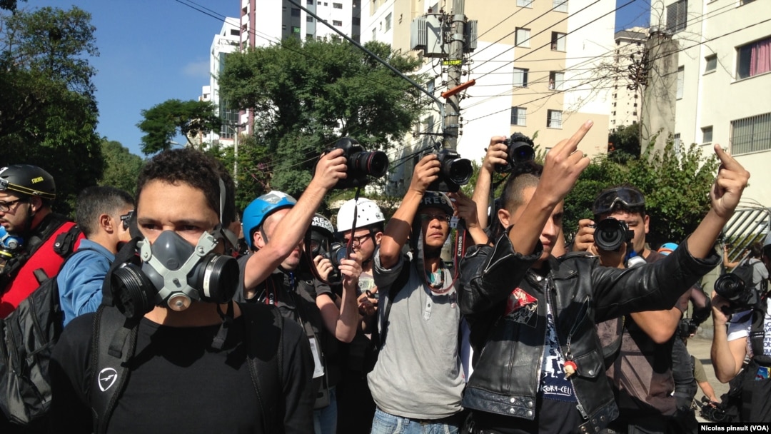 Para demonstran di Sao Paulo memrotes penghamburan anggaran oleh pemerintah Brazil untuk Piala Dunia 2014 (12/6).