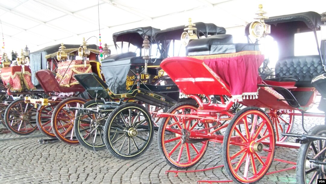 Kereta-kereta kencana yang dipamerkan pada Festival Keraton Sedunia di Jakarta, 5-8 Desember 2013. (VOA/Iris Gera)