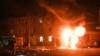 Vatrogasni kamion u plamenu nakon ruskog napada dronom na stambenu oblast u Harkovu, u Ukrajini, 4. aprila 2024.