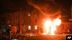 Vatrogasni kamion u plamenu nakon ruskog napada dronom na stambenu oblast u Harkovu, u Ukrajini, 4. aprila 2024.