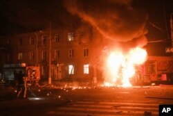 Se ve el vehículo de un bombero en llamas después de los ataques con aviones no tripulados rusos en un barrio residencial de Járkov, Ucrania, el jueves 4 de abril de 2024. (Foto AP/George Ivanchenko)