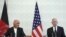 Bộ trưởng Quốc phòng Mỹ Jim Mattis, bên phải, trong cuộc họp báo với Tổng thống Afghanistan, Ashraf Ghani, tại Kabul ngày 27/9/17
