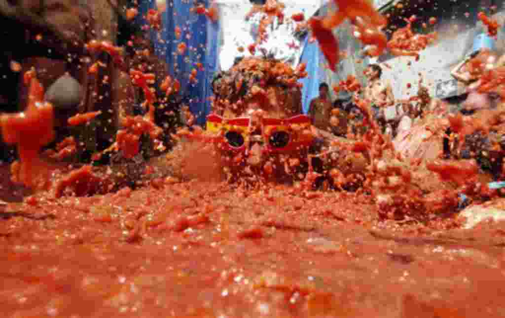 Gente de todas partes del mundo se lanza tomates durante la celebración de la 'Tomatina' en el pueblo de Buñol, cerca de Valencia, España.