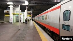 Sebuah kereta tujuan Roma di stasiun kota Bologna tampak sepi setelah pemerintah menerapkan larangan perjalanan (8/3). 