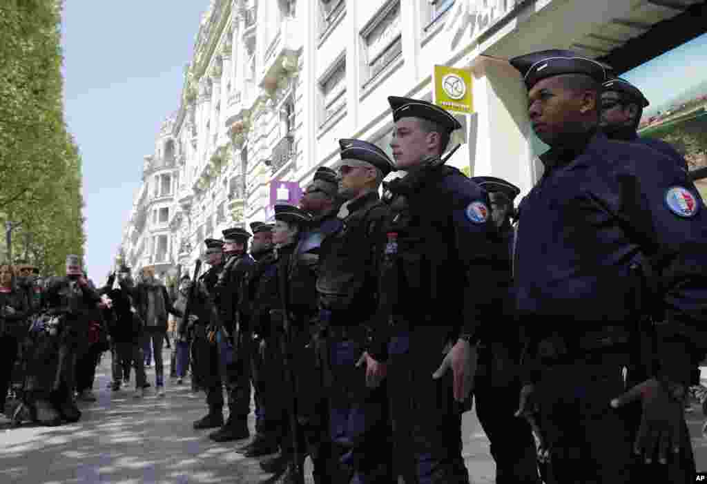 2017年4月21日，警察在巴黎香榭丽舍大街警察被凶手射杀的地方警戒。此前，枪手在这条街上开枪，造成警察一死两伤。美国总统川普在推文里表示：&ldquo;巴黎发生又一次恐怖袭击。法国人民无法再忍受多少了。这将对总统选举有重大影响。&rdquo;