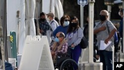 미국 캘리포니아주 내 신종 코로나바이러스 백신 접종 장소 중 한 곳으로 지정된 애너하임 '디즈니랜드 리조트'에서 주민들이 백신 주사를 맞기 위해 대기하고 있다.