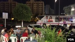 Des personnes se réunissent au bureau électoral dans la province de Gaziantep, en Turquie, le 7 juin, 2015. (Mutlu Civiroglu / VOA Kurde)