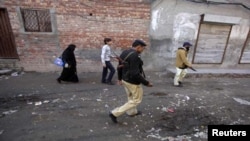 Seorang polisi mengawal tim vaksinasi polio di sebuah wilayah di Pakistan (Foto: dok). Kawanan bersenjata dilaporkan menyerang tim vaksinasi polio dan menewaskan seorang polisi yang mengawal aktivitas mereka di kota Mamound, daerah suku terpencil Bajur, Senin (20/5). 