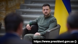 乌克兰总统弗拉基米尔·泽连斯基（Volodymyr Zelenskyy）在乌克兰西部外喀尔巴阡地区视察。2024年10月30日