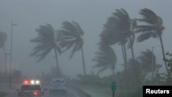 Machin polis nan Pòtoriko nan moman siklòn Irma ap pase ak yon van kap soufle a 295 mi alè. Irma rive nan 