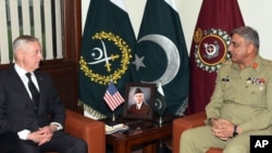 Menteri Pertahanan AS James Mattis, kiri, bertemu dengan Panglima Militer Pakistan Jenderal Qamar Javed Bajwa di Rawalpindi, Pakistan, 4 Desember 2017.