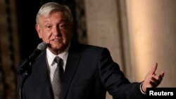 El presidente electo de México Andrés Manuel López Obrador habla con la prensa después de reunrise con el presidente Enrique Peña Nieto en el Palacio Presidencial en la Ciudad de México el jueves, 9 de agosto de 2018. 