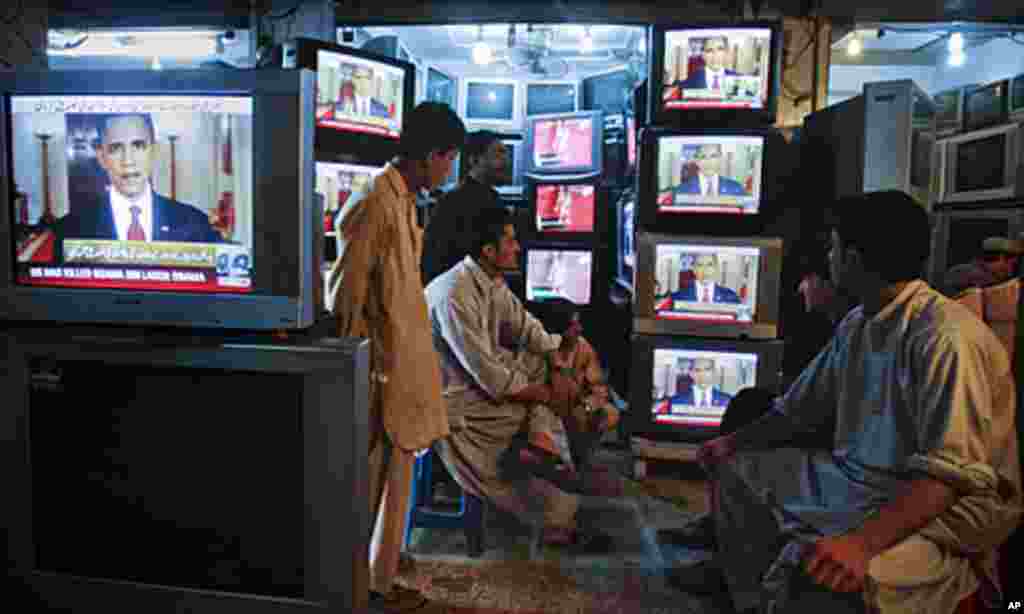 Shopkeepers gather around television screens showing a speech by President Barack Obama as he announced the death of al-Qaida leader Osama bin Laden at a market in Quetta, Pakistan, May 2, 2011 (Reuters)