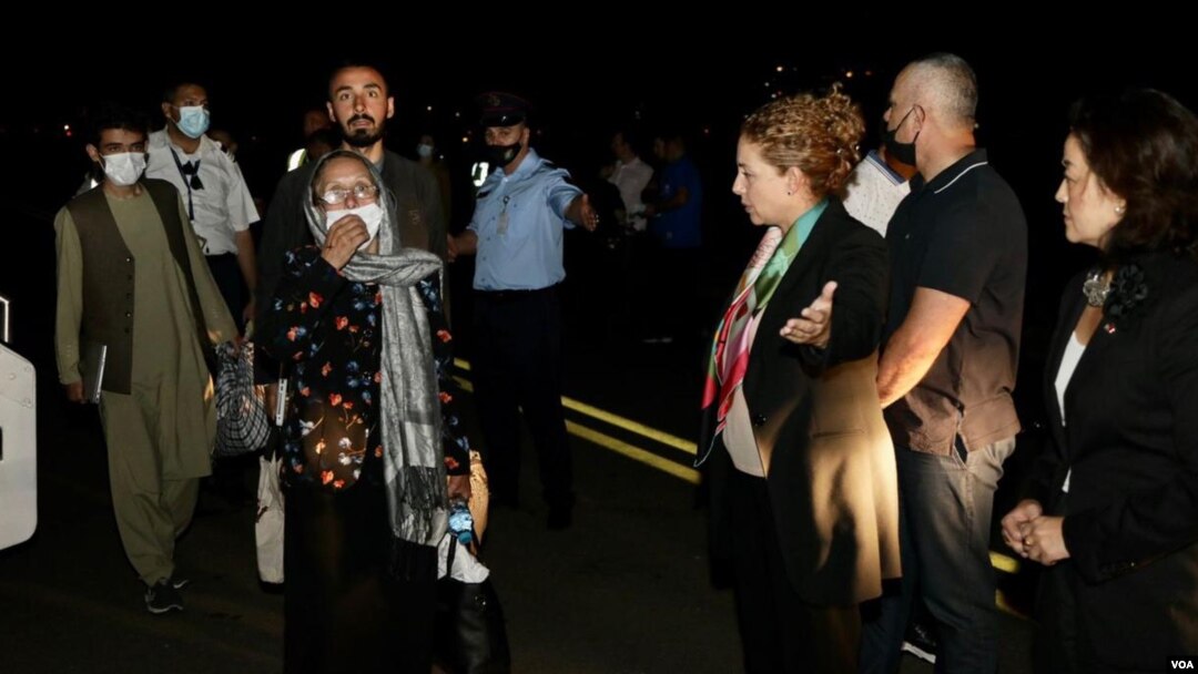 Rombongan 121 pengungsi Afghanistan tiba di bandara Tirana, Albania, Jumat pagi (27/8). 