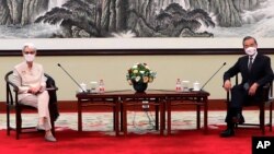 امریکی نائب وزیر خارجہ وینڈی شرمین نے چین کے وزیر خارجہ وانگ ای کے ساتھ تیان جن میں ملاقات کی۔ 26 جولائی 2021