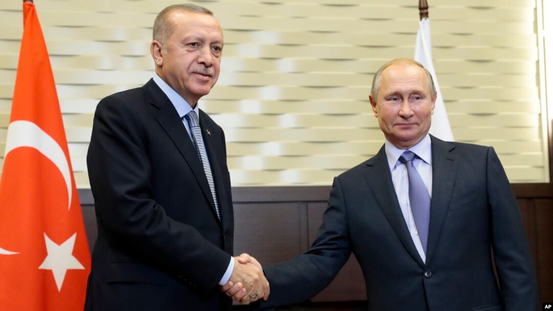 Turkiya Prezidenti Rajab Toyyib Erdog'an (chapda) Rossiya rahbari Vladimir Putin bilan, Sochi, Rossiya, 22-oktabr, 2019-yil.