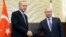 Turkiya Prezidenti Rajab Toyyib Erdog'an (chapda) Rossiya rahbari Vladimir Putin bilan, Sochi, Rossiya, 22-oktabr, 2019-yil.