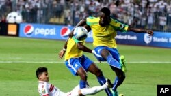 Deux attaquants du club sud-africain prennent d’assaut le but d’Al Zamalek d’Egypte que défend Ahmed Twafik lors d’un match de la finale de la Ligue des champions de la CAF entre Al Zamalek et Mamelodi Sundowns au stade Borg El Arab à Alexandrie, Egypte, 23 octobre 2016.