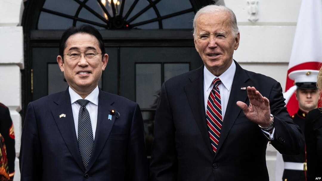 Presiden AS Joe Biden menyambut Perdana Menteri Jepang Fumio Kishida di Serambi Selatan Gedung Putih di Washington, DC, Selasa 9 April 2024. 