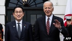 Presiden AS Joe Biden menyambut Perdana Menteri Jepang Fumio Kishida di Serambi Selatan Gedung Putih di Washington, DC, Selasa 9 April 2024. 