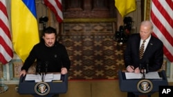美国总统拜登与乌克兰总统泽连斯基在白宫大院的艾森豪威尔行政办公楼印第安条约厅举行记者会。(2023年12月12日)