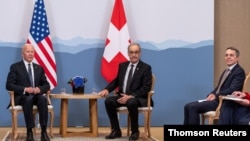 15일 제네바를 방문한 조 바이든 미국 대통령(왼쪽부터)이 기 파르믈랭 스위스 대통령, 이냐치오 외무장관과 회담했다.