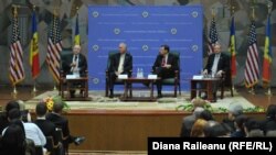 Moldova/U.S. - American Senators (John McCain) at USEM, Chisinau, 17 April 2014.