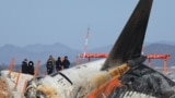 Penyelidik dari Korea Selatan dan Amerika Serikat memeriksa lokasi jatuhnya pesawat Boeing 737-800 Jeju Air dan terbakar di Bandara Internasional Muan, di Muan, Korea Selatan, 31 Desember 2024.