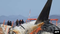 Penyelidik dari Korea Selatan dan Amerika Serikat memeriksa lokasi jatuhnya pesawat Boeing 737-800 Jeju Air dan terbakar di Bandara Internasional Muan, di Muan, Korea Selatan, 31 Desember 2024.